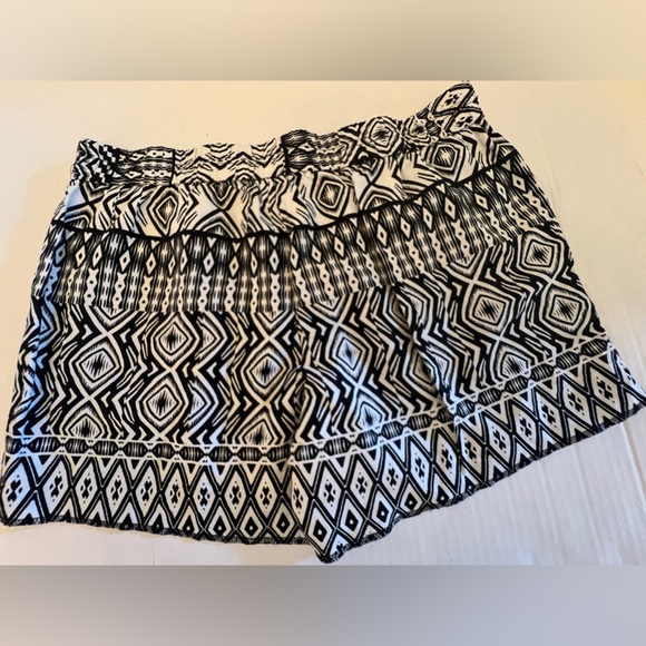 J CREW TROPEZ SHORTS. BLACK AND WHITE. SIZE 10 - Picture 1 of 5
